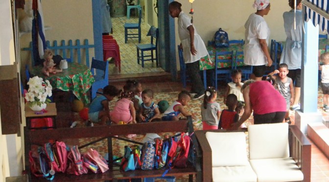 DONATION ET GOÛTER A LA GARDERIE « PADRE USERA » DE LA RUE MURALLA DANS LA HAVANE.