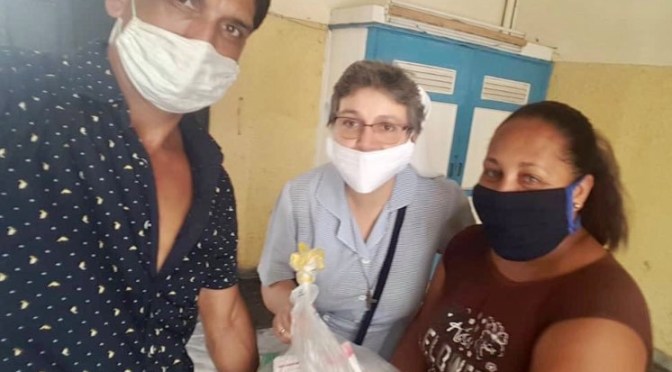 DISTRIBUTION DE MÉDICAMENT DANS UNE COMMUNAUTÉ DE LA HAVANE.