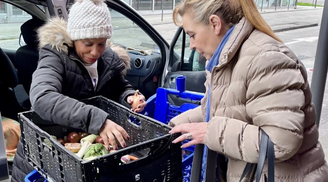 COLLECTE DE COLIS ALIMENTAIRE AVEC ANNA.